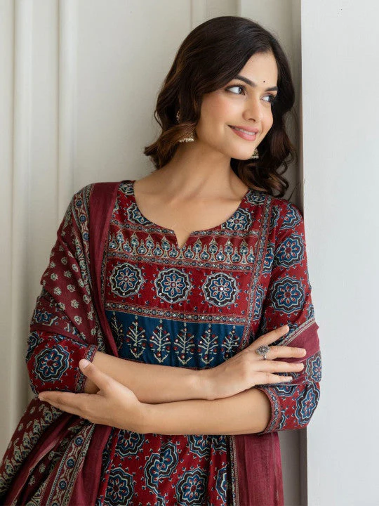 Maroon Printed Round Neck Tiered Pure Cotton Anarkali Kurta With Trousers & Dupatta - Image 3